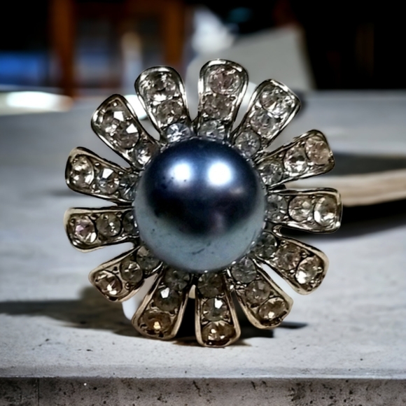 Vintage Faux Pearl and Rhinestone Flower Ring SZ 6 - Picture 2 of 16